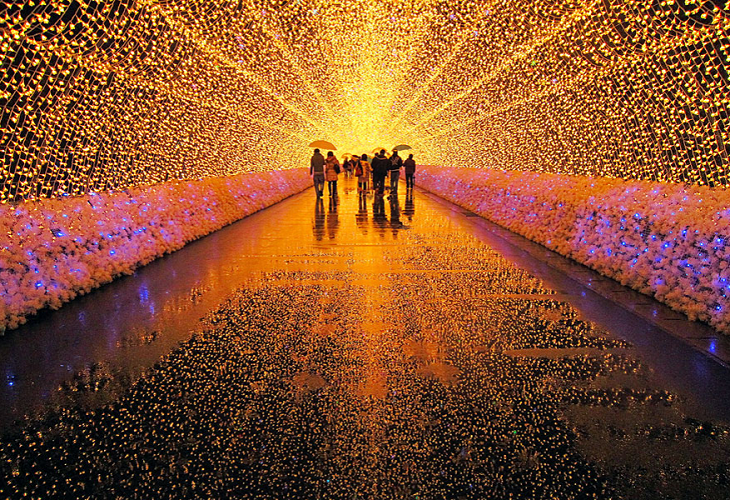 في ابتكار جديد لليابان، قامت بإنشاء جزيرة سياحية كاملة من الأضواء