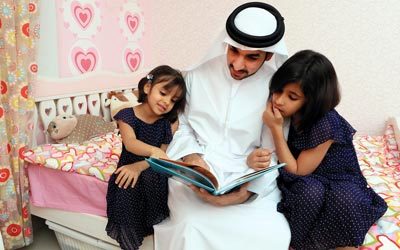 يروي راشد الكوس، القصص لابنتيه يومياً قبل النوم، ويرى أن عادة رواية القصص التي كانت موجودة لدى الجدات الكبار في السن، وكانت تسميها الجدات «الخروفة»، حيث لم تكن وقتها القراءة منتشرة، بينما الجيل الجديد هو جيل يعتمد على الكتب. تصوير: تشاندرا بالان