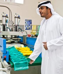 أحمد المزروعي في مصنع «الظفرة» للأكياس القابلة للتحلل. الإمارات اليوم