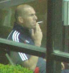زيدان وهو يدخن خلال مونديال 2006. أرشيفية