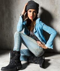 البوت الجريء ذو النعل السميك أحدث صيحات الموضة النسائية.  د.ب.أ