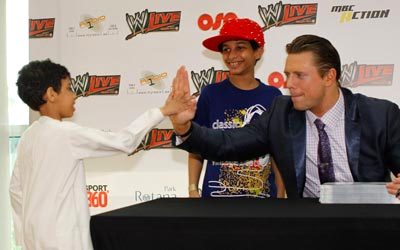 ذا ميز يصافح أحد الأطفال في أبوظبي.    من المصدر