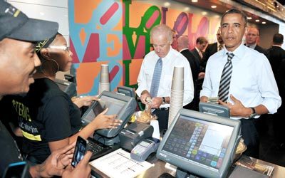 أوباما يدفع الحساب بعد شرائه ونائبه السندويتشات من المطعم. أ.ف.ب