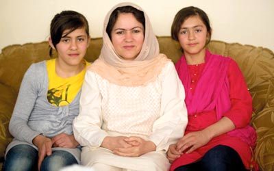 فوزية كوفي تتوسط ابنتاها.