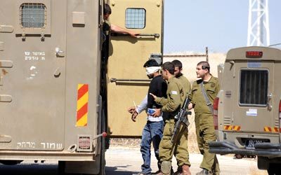 قوات الاحتلال تعتقل أحد الفلسطينيين عقب مقتل ضابط إسرائيلي متقاعد في مستوطنة بروش.  رويترز