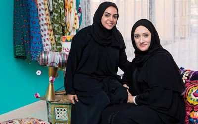 حولت المصممتان مريم المدفعي وصفاء العور سعي دبي إلى استضافة معرض «إكسبو 2020» إلى فكرة ملهمة لتصميم مجموعة أزياء استوحت خطوطها وأشكالها من شعار الحملة وألوانها. تصوير: أحمد عرديتي