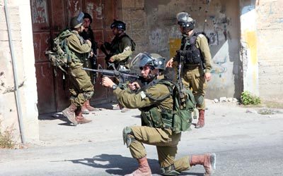 جنود الاحتلال خلال مواجهات مع فلسطينيين بالقرب من مدينة الخليل.  إي.بي.إيه