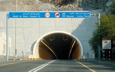 المنطقة تعيش ليلاً في ظلام دامس والإنارة في شوارعها تقتصر على الطرق الرئيسة.  الإمارات اليوم