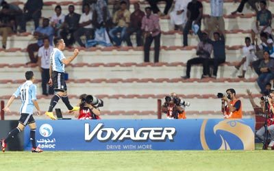 لاعب الأرجنتين سيباستيان دريوسي يحتفل أمام الجمهور الهندي بعد تسجيل هدف التعادل. تصوير: أسامة أبوغانم