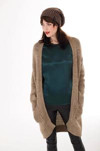 مصممو الأزياء يعولون هذا الموسم على توظيف الخامات والنقوش.  د.ب.أ