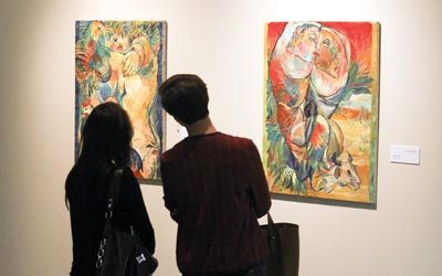 أعمال الصمودي غنية باللون والعناصر التكوينية التي توحي بالزخارف الإسلامية المتعددة، كأنها سجادة شرقية. تصوير: عبدالله حسن