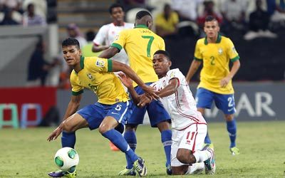 لاعب وسط البرازيل دانيلو يحاور مهاجم الإمارات خالد خلفان. تصوير: إريك أرازاس