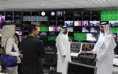 جولة في مركز الأخبار بمدينة دبي للإعلام. تصوير: عبدالله حسن