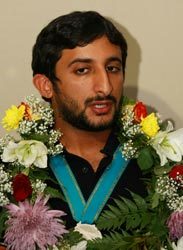 جمعة بن دلموك يشارك في رماية الأطباق المزدوجة من الحفرة «الدبل تراب».