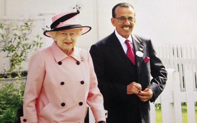 الحبتور مع الملكة إليزابيث الثانية، ملكة بريطانيا، خلال بطولة «كأس الحبتور رويال وندسور للبولو» في يونيو عام 2012.