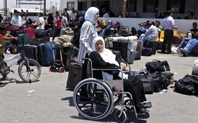 مسافرون في غزةالمحاصرة بانتظار السماح لهم بالسفر عبر مصر.  رويترز