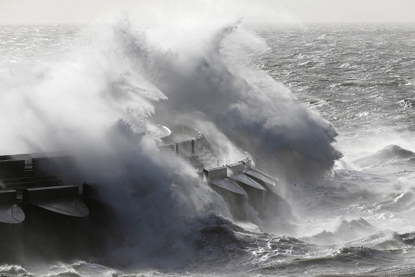 صور  الإعصار الذي ضرب مناطق واسعة من بريطانيا ، وأدّى إلى شلّ الحركة فيها جرّاء إغلاق الجسور والسكك الحديدية وإلغاء العديد من الرحلات الجوية- وكالات