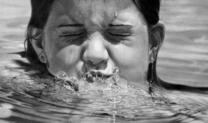 تعتقد عند النظر لهذه اللوحات في الوهلة الأولى أنها صور فوتوغرافية مأخوذة باحترافية ودقة عالية، إلا أنك تفاجأ لاحقاً بأنها رسوم لفنانيين بأقلام الرصاص فقط