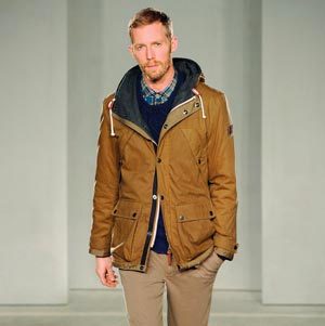 التشكيلات تشتمل على قلنسوة تبدو كالياقة المصنوعة من الفرو.