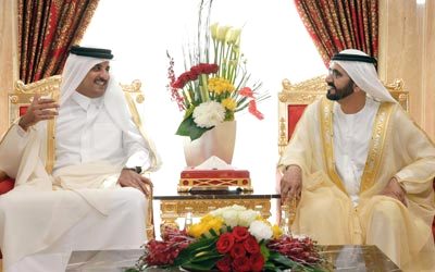 محمد بن راشد خلال مباحثاته مع أمير قطر أمس. وام