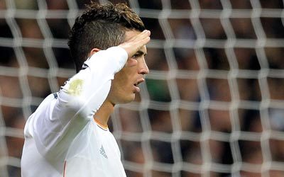 رونالدو يوجه تحية عسكرية في رد على سخرية بلاتر منه قبل أيام. أ.ف.ب