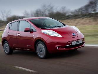 نيسان ليف التي حصلت على جوائز عالمية تشمل جائزتي سيارة العام في أوروبا والعالم لعام 2011، وهي أول سيارة كهربائية منعدمة الانبعاثات تحصل على هاتين الجائزتين - من المصدر