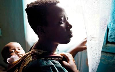 ضحية لاغتصاب جماعي في شمال كينيامع طفلها في دار للرعاية.   أرشيفية