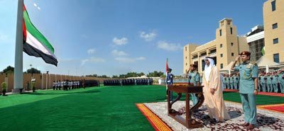سيف بن زايد يشهد رفع العَلَم أمام وزارة الداخلية.