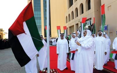 حمدان بن راشد يرفع العلم على سارية «المالية»