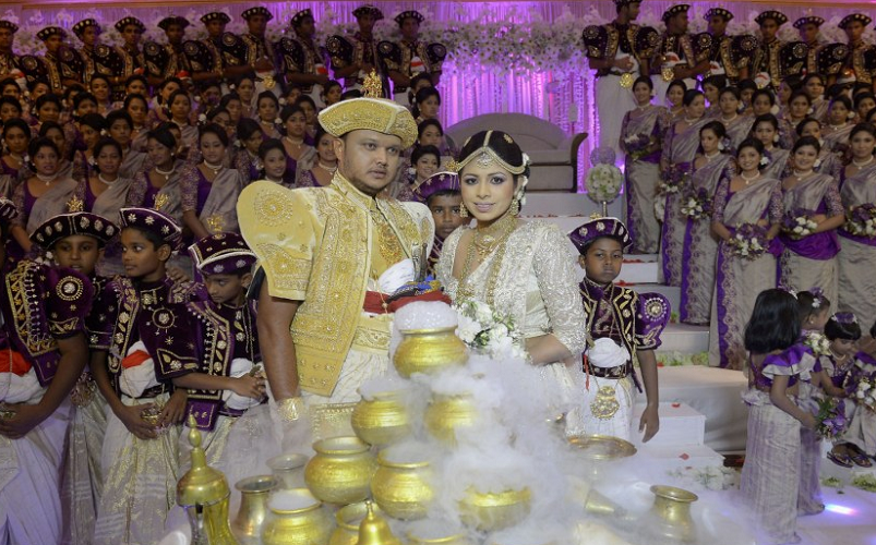 دخل الزوجان السعيدان، نيسانسالا ونالين، قائمة موسوعة غينيس للأرقام القياسية بعد أن تغلبا على الرقم القياسي القديم في الموسوعة لأكبر زفاف في العالم - وكالات