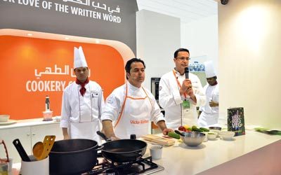 الطاهي الهندي فيكي رتناني خلال فعاليات ركن الطبخ. من المصدر