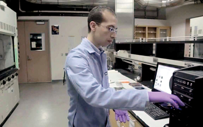 القاضي: عملية الشحن الواحدة لبطاريات الغرافين تصمد أياماً عدة في الحواسب المحمولة، وأسابـيع في الهواتف والحواسب اللوحية. من المصدر