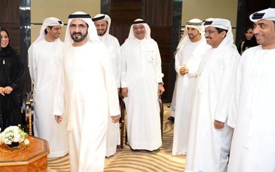 محمد بن راشد وحمدان بن محمد وإعلاميون في لقطة باسمة.  وام