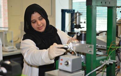 «حنيفة» تجري أبحاثها لإنتاج الوقود من الطحالب.  الإمارات اليوم