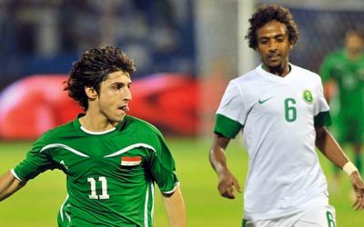 همام طارق سدد كرة ارتدت من قائمي مرمى المنتخب السعودي. أ.ف.ب