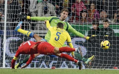 رونالدو خلال ارتماءته الرأسية التي سجل منها هدف المباراة الوحيد. رويترز