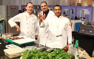 الشيف علي سالم مع طهاة دوليـين خلال فعاليات البطولة.  تصوير: عبدالله حسن