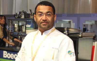 الشيف علي سالم أعد في عروض الطهي الحر في اليوم الأول من البطولة الطبق التقليدي «الهريس» مع «الإسكلوب»، و«العرسية» مع الروبـيان، و«لحم مدفون» مع باقة من الأعشاب الطبيعية.