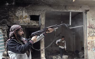 مقاتل من الجيش السوري الحر خلال اشتباكات حلب مع قوات النظام. رويترز