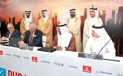 محمد بن راشد يشهد توقيع صفقات «طيران الإمارات» و«فلاي دبي» مع «بوينغ» و«إيرباص». 	وام