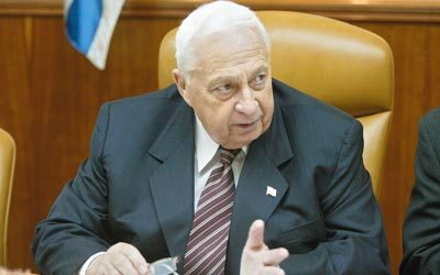 أرييل شارون صار يصرح علناً عن عزمه بقتل عرفات بعد أن أفلت من قبضته خلال حصار بيروت. غيتي