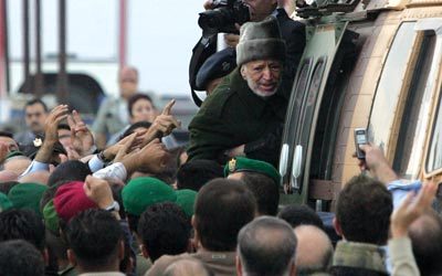 عرفات يودع تراب وطنه للمرة الأخيرة قبيل رحلة العلاج إلى باريس. أرشيفية