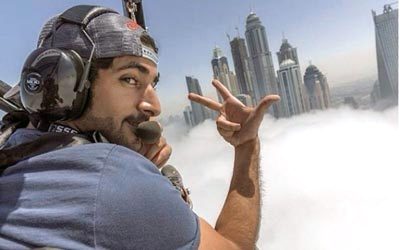 حمدان بن محمد يستعد قبل القفز في منطقة الـ «جي.بي.آر» في دبي.