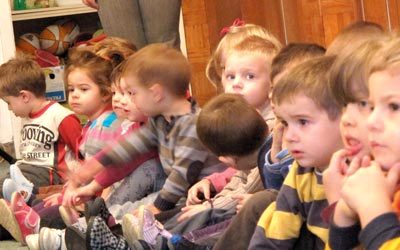 أطفال بوسنيون في مدرسة بمقاطعة زينتا مشمولة بالبرنامج.  الإمارات اليوم