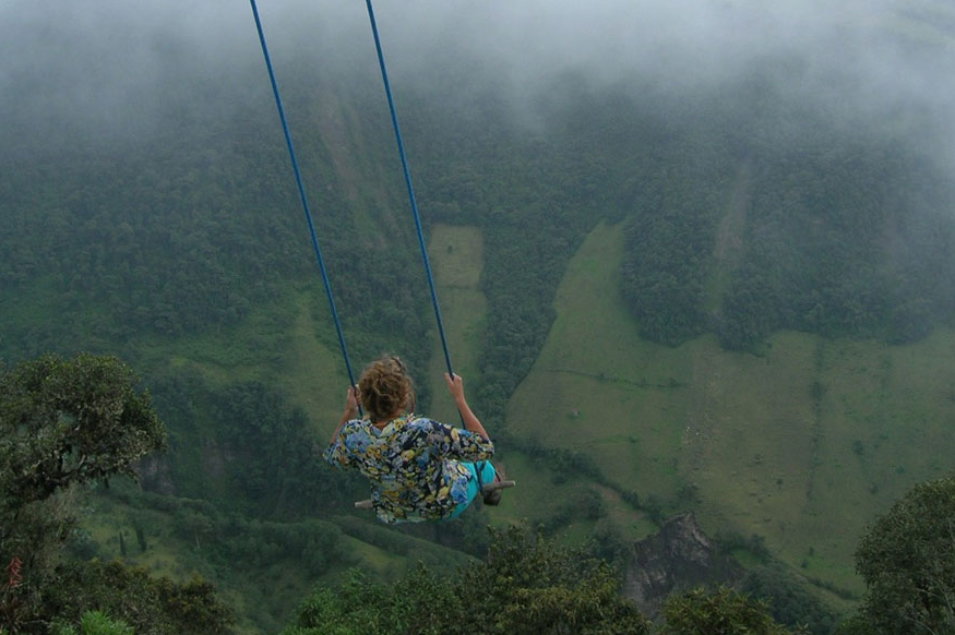 تقع هذه الأرجوحة فوق قمة جبل على ارتفاع 2600 مترا فوق سطح البحر، وهي في منطقة يطلق عليها اسم "لاكاسا ديل آربول" في الاكوادور، وهي مركز لعاشقي الإثارة ومحبي الجنون وللراغبين بالشعور بالحرية وطعم الحياة وقيمتها