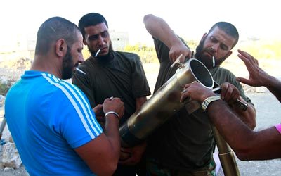 مسلحو المعارضة يلجأون إلى تصنيع بعض الأسلحة يدوياً بسبب الإمكانات الشحيحة. رويترز