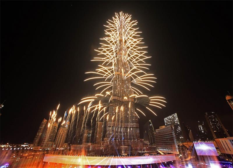 وعمت مظاهر الاحتفال الإمارة، وتلألأت السماء بأضواء الألعاب النارية احتفالا بهذه المناسبة العظيمة