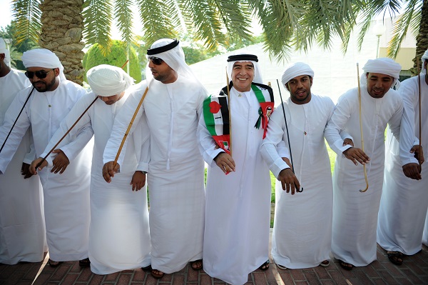 شارك الأسطورة الأرجنتيني دييجو ارماندو مارادونا في الاحتفالات التي أقيمت بمناسبة عيد الاتحاد الوطني. حيث ارتدى" الكندوة " وتفاعل  مع الموسيقى الخاصة بالأغاني الوطنية والرقصات التراثية وشارك الفرقة الفنية رقصة "الرزفة" حيث فاجأ الجميع بإجادته هذه الرقصة وسعادته بأدائها مع الفرقة الفنية.