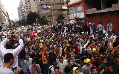 المتظاهرون خرجوا في شوارع القاهرة رغم تحذيرات السلطات متحدّين قانون تنظيم التظاهر الجديد.   أ.ب