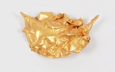 قطعة ذهبية على شكل وريقة نباتية تمثل جزءاً من كنز ذهبي وجد داخل جرة صغيرة من الخزف تعود للفترة من 150 ق.م الى القرن الأول الميلادي.